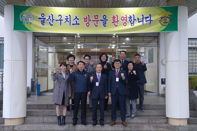 법포럼경북로스쿨 포항5기 학생들이 울산구치소장과 기념촬영.(사진제공=법포럼경북로스쿨)
