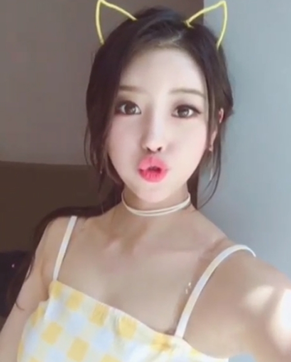 미주, 입술 쭈욱...부러질 듯 쇄골 '빠져들 듯한 꽃미모'