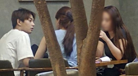 한 아이돌, 급작스런 관심 급증....끊이지 않는 잡음 속 무성한 말들