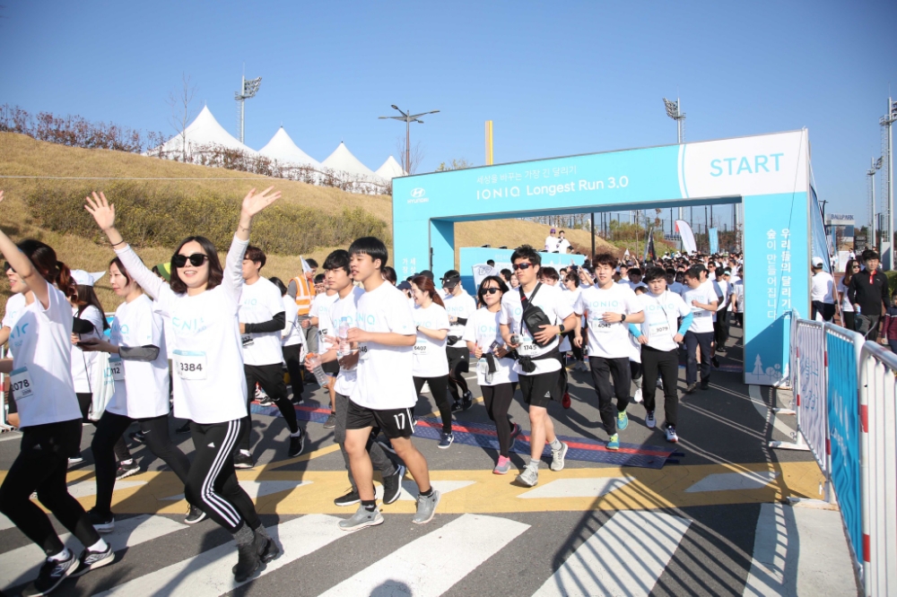 ‘아이오닉 롱기스트 런 페스티벌’에서 7km 단체 러닝에 참가한 사람들의 모습.(사진=현대자동차)
