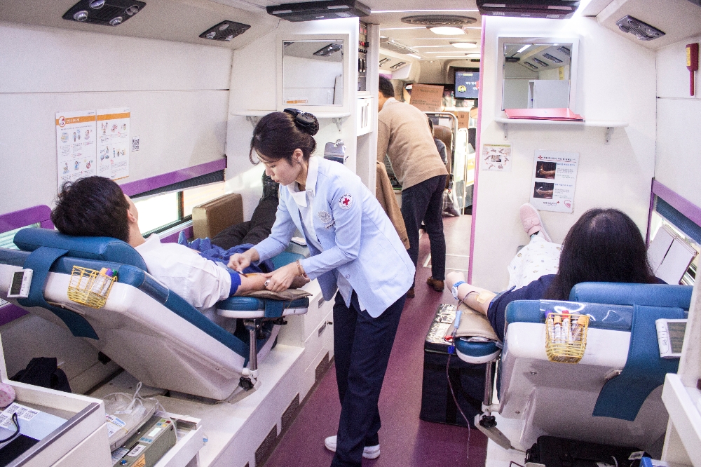 12일 종로구 보령빌딩에서 진행된 ‘HAPPY 헌혈데이’에서 보령제약그룹 임직원들이 헌혈을 하고 있다. (사진=보령제약그룹)