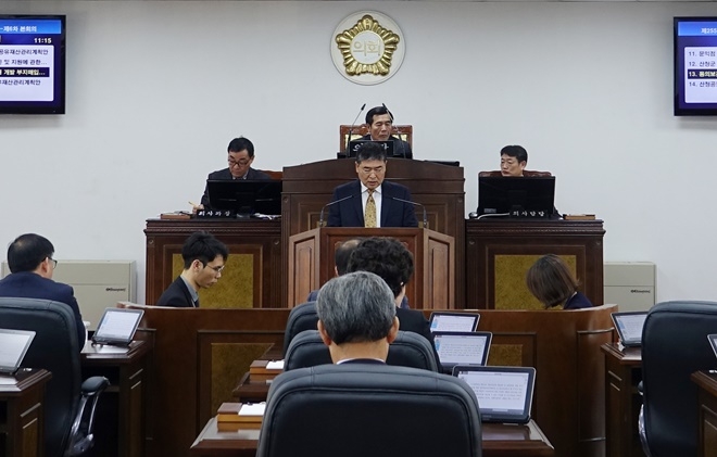 조병식 의원이 산청군 노인 성인용 보행지 지원 조례안을 대표발의하고 있다.(사진제공=산청군)