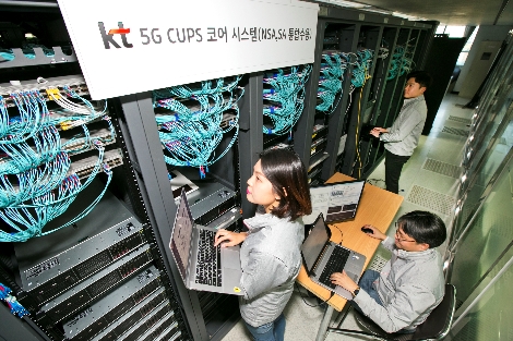 KT 직원들이 CUPS 기술이 적용된 5G 코어장비를 시험하는 모습. (사진=KT)