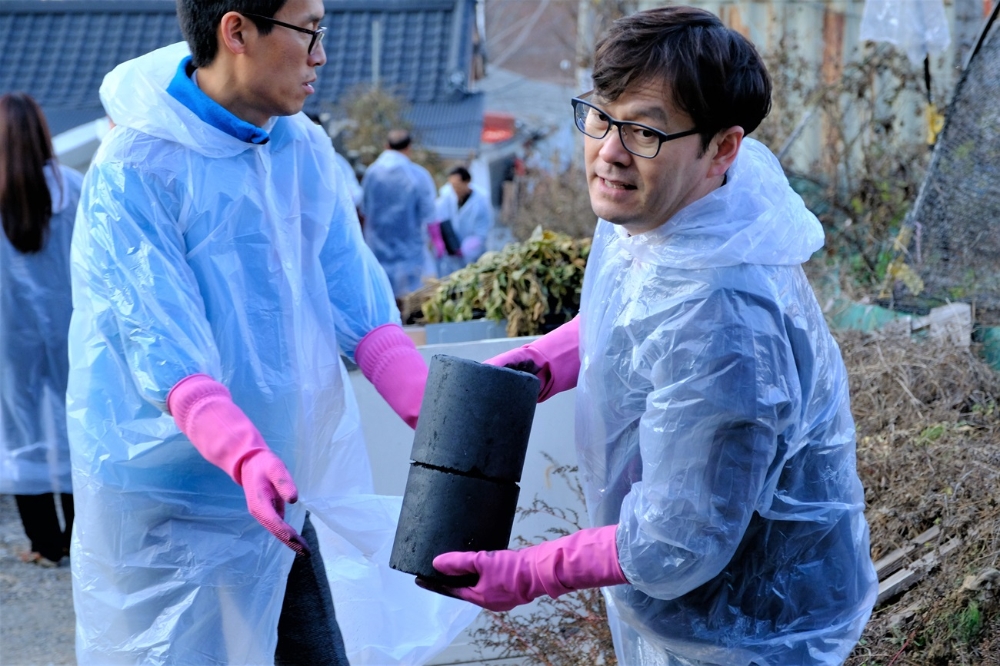구리시 사랑 나눔 연탄 봉사활동 중인 일화 임직원들의 모습. (사진=일화)