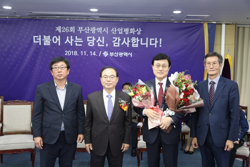 롯데호텔부산의 김성한 대표이사가 제26회 부산광역시 산업평화상 시상식에서 기업인 부문 산업평화상을 수상했다.(사진=롯데호텔부산)