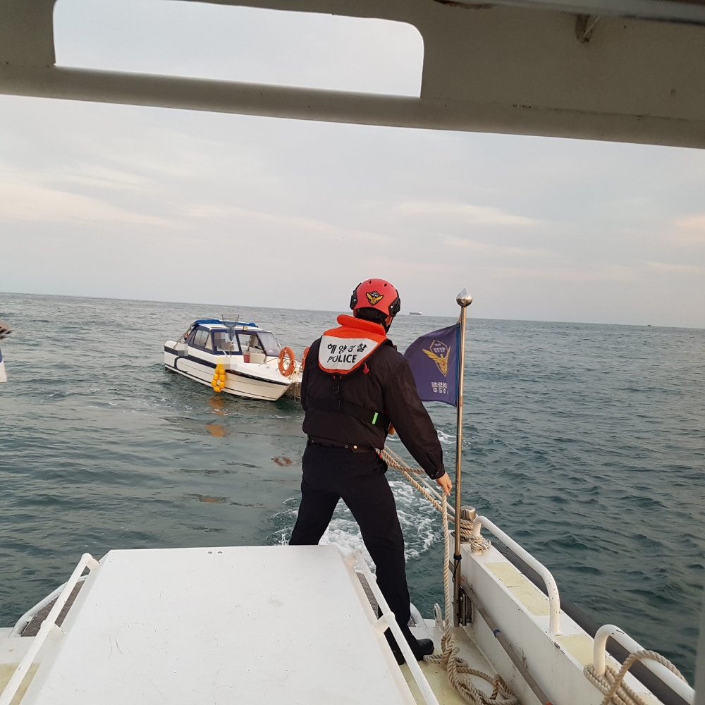 강동해경파출소 직원이 예인줄을 연결중이다.(사진제공=울산해양경찰서)