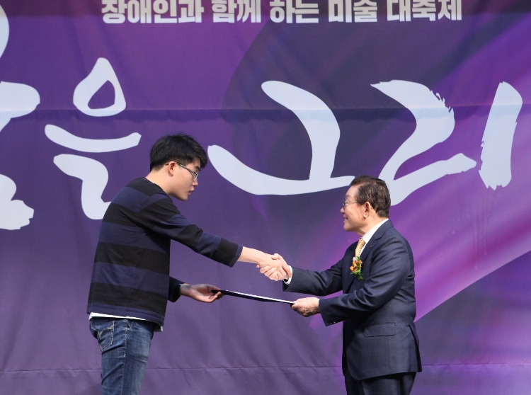 중외학술복지재단 이종호 이사장(오른쪽)이 대상 수상자 조영배 씨에게 ‘2018 JW 아트 어워즈’ 대상을 수여하고 있다.(사진=JW중외제약)