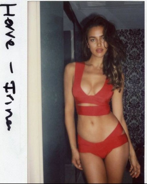 뇌쇄적 눈빛 속 돋보이는 구릿 피부...이리나샤크, '그저 감탄만'