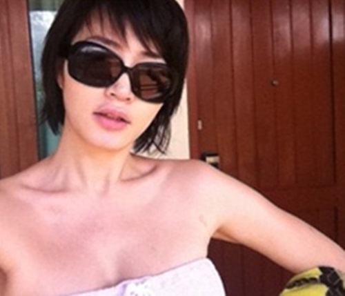 급작스럽게 쏠린 관심...김혜수 나이, '새하얀 피부 속 돋보이는 쇄골라인'