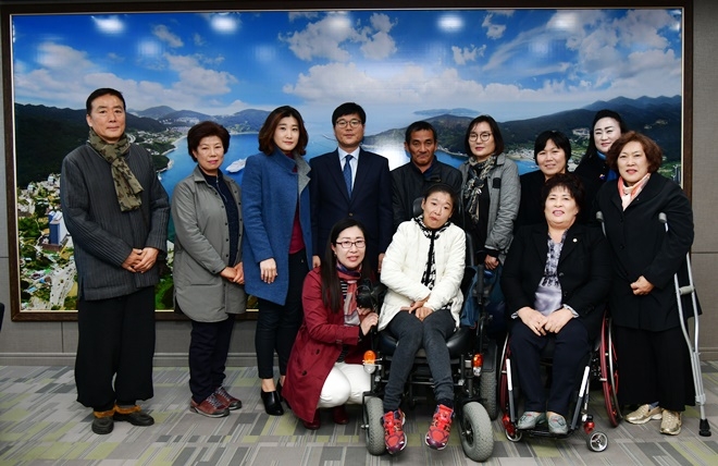 변광용 거제시장(뒷줄 왼쪽 네번째)이 장애인문화예술단체와 기념촬영.(사진제공=거제시)