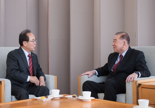 오거돈 부산시장이 문정인 대통령 특보와 만나 허심탄회한 대화를 나누고 있다.(사진제공=부산시)