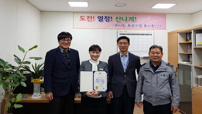 보이스피싱 예방한 행원에게 감사장을 전달하고 기념촬영.(사진제공=대구달성경찰서)