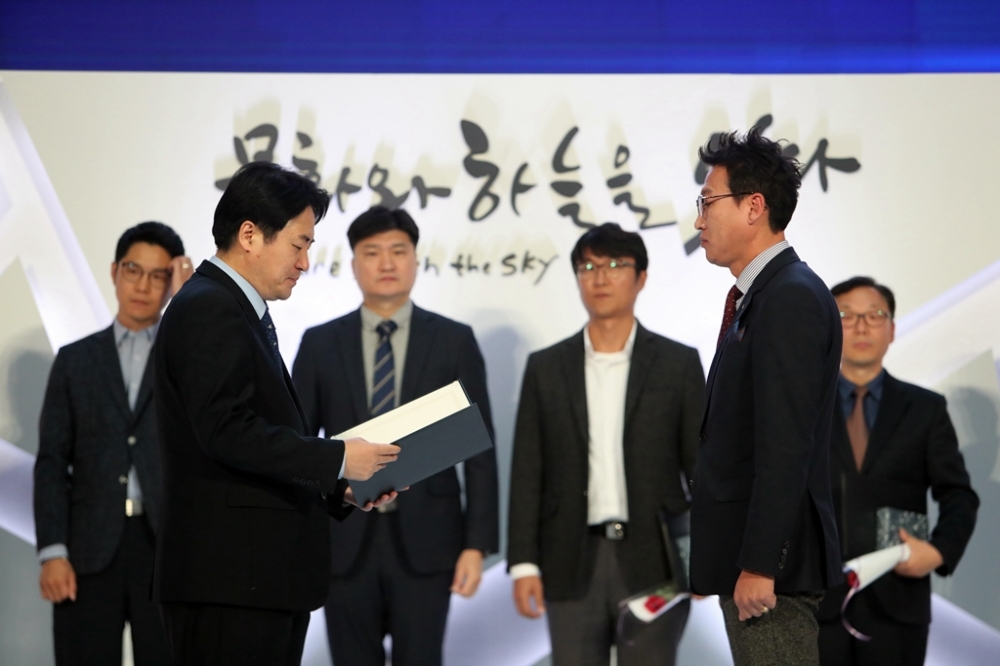 . 21일 인천공항공사 밀레니엄홀에서 열린 ‘2018년 행정정보 공동이용 우수사례 시상식’에서 행정안정부 장관표창을 받는 업무담당자 LX 지적사업실 오세용 차장(우측). (사진=LX)