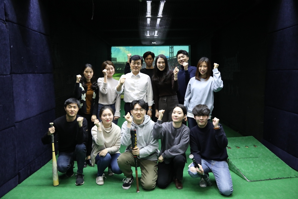 지난 20일 가진 CEO와 신입사원의 간담회에 참가한 김성한 ㈜부산롯데호텔 대표이사(뒷줄 왼쪽 세 번째)와 직원들이 기념촬영을 하고 있다.(사진=부산롯데호텔)