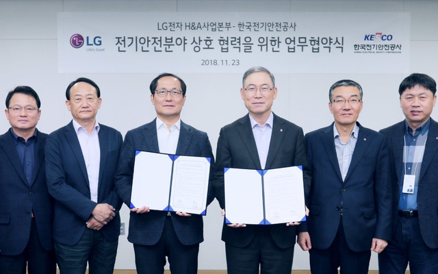 LG전자가 23일 경남 창원에 위치한 창원R&D센터에서 한국전기안전공사와 '전기안전분야 상호 협력을 위한 업무협약'을 맺었다. LG전자는 한국전기안전공사와 함께 가전제품을 사용하는 고객들의 안전을 위한 다양한 캠페인을 진행해 나갈 계획이다. 사진 왼쪽 세 번째부터 한국전기안전공사 조성완 사장, LG전자 H&A사업본부장 송대현 사장. (사진=LG전자 제공)