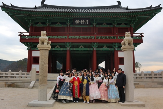 웅상여중 학생 및 교사들이 사제동행캠프에 참여하고 있다.(사진제공=울산청소년꿈키움센터)