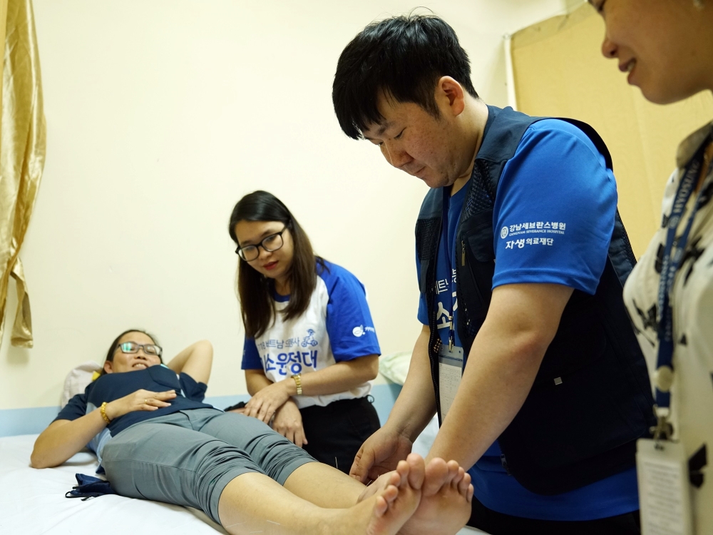 자생한방병원 의료진이 베트남 환자에게 침치료를 실시하고 있다.