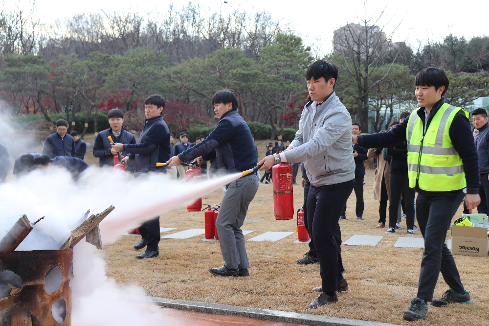 최근 경기 용인의 GC녹십자 본사 사옥에서 열린 화재 안전교육 및 대피훈련에서 임직원들이 훈련에 임하고 있다.(사진=GC녹십자)
