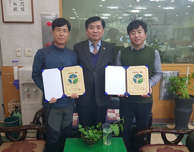김수진 지부장(사진가운데)이 아름다운동행 후원인으로 선정하고 기념촬영.(사진제공=한국법무보호복지공단경북지부)