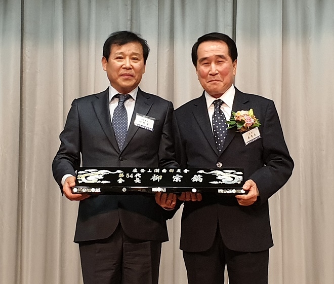이민재 직전회장(사진왼쪽)이 류종회 회장에게 명패를 전달하고 기념촬영.