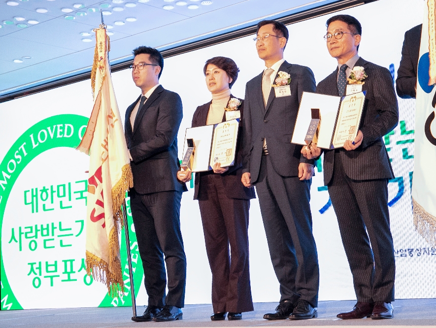 SK이노베이션 강선희 부사장(왼쪽 두 번째)와 산업통상자원부 박건수 실장(왼쪽 세 번째)이 대통령표창 수상 이후 기념사진을 촬영하고 있다.