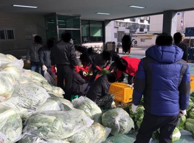 김장지원 사회봉사를 하고 있다.(사진제공=전주준법지원센터)
