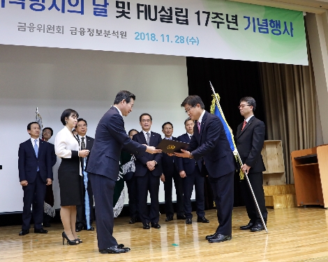 NH투자증권 김형열 부사장(오른쪽)이 28일 예금보험공사 대강당에서 금융위원회 김용범 부위원장으로부터 ‘제12회 자금세탁방지의 날’ 국무총리 표창을 수상하는 모습. (사진=NH투자증권)