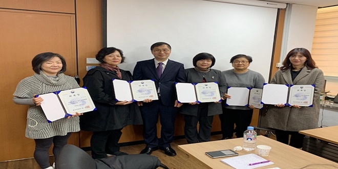 명예보호관찰관들에게 법무부장관 명의 신규 위촉장을 전수하고 기념촬영.(사진제공=서울서부준법지원센터)