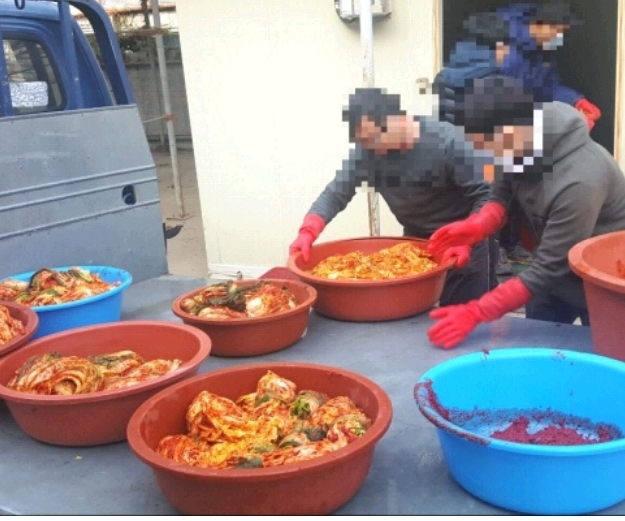 김장담기 사회봉사를 하고있다.(사진제공=대구준법지원센터)