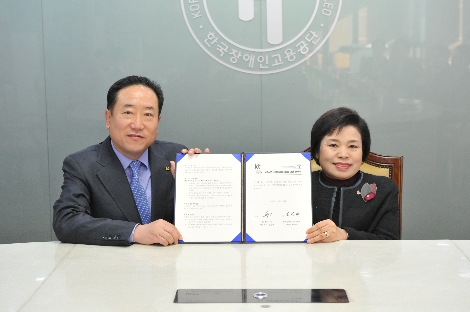 KT 경영관리부문장 신현옥 전무(왼쪽)와 한국장애인고용공단 조종란 이사장이 협약식 행사장에서 기념촬영을 하고 있는 모습. (사진=KT)