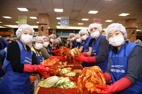 수원 '삼성 디지털 시티'에서 삼성전자 임직원과 지역 시민 400여명이 김장 김치 담그기 봉사를 실시하는 모습. (사진=삼성전자)