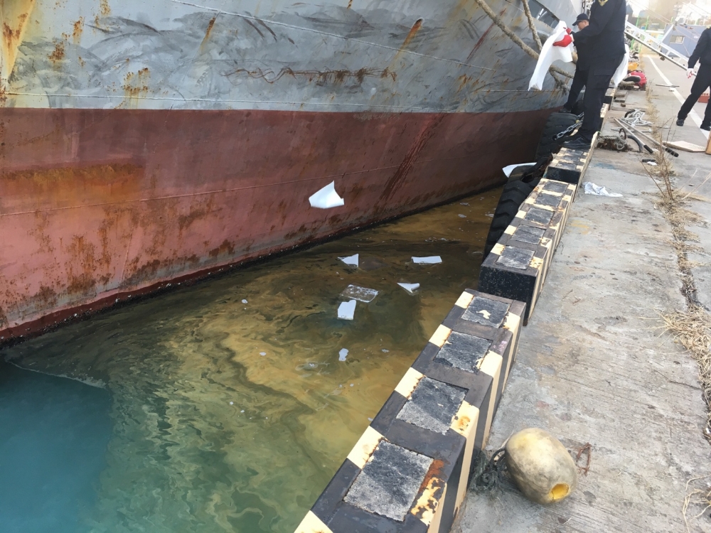 긴급방제작업을 하고 있다.(사진제공=부산해양경찰서)