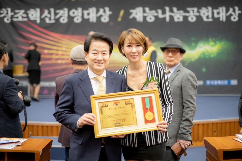 ‘2018년 연말 재능나눔공헌대상' 에서 앤필라테스 최윤정대표가 수상 기념촬영을 하고 있다. (사진=앤필라테스 제공)