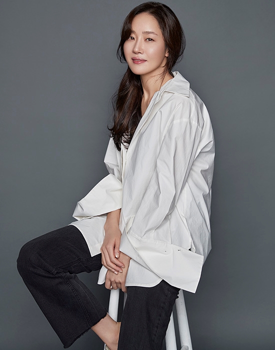 엄지원, 2018 올해의 여성영화인상 시상식 사회 발탁