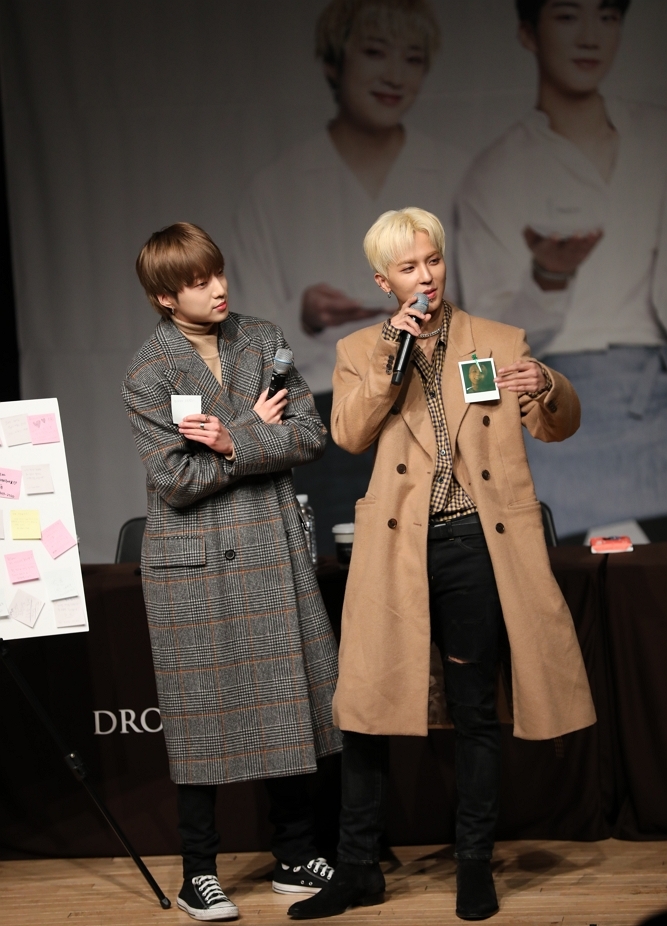 카페 드롭탑, 위너 팬사인회 진행