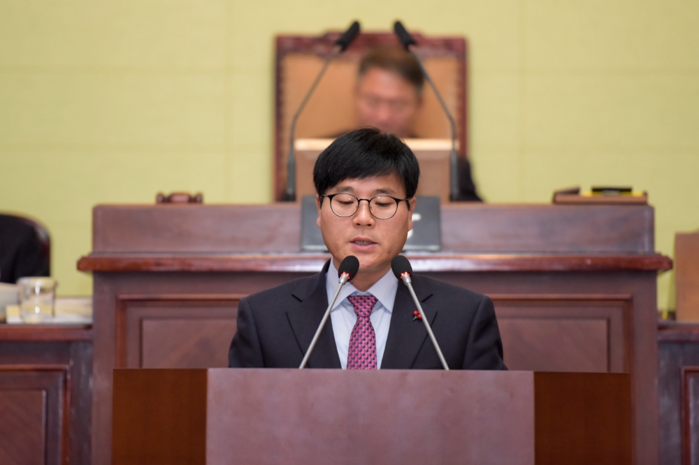 변광용 거제시장이 제204회 거제시의회 제2차 정례회에서 내년도 시정 운영방향에 대해 밝히고 있다.(사진제공=거제시)