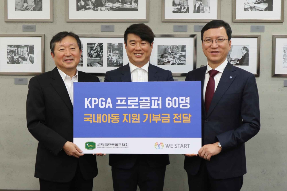 ▲ (왼쪽부터) 사단법인 위스타트 신동재 사무총장, KPGA 코리안투어 김형태 프로, 휴온스글로벌 윤성태 부회장이 ‘휴온스 셀러브리티 프로암’ 기부금 전달식을 가졌다. (사진=휴온스)