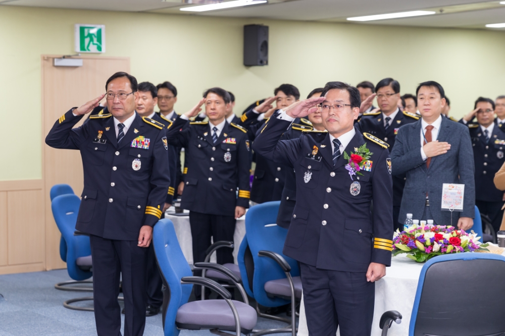 국민의례를 하고 있다.(사진제공=부산지방경찰청)