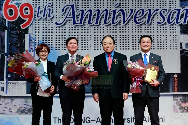 12월 4일 부산롯데호텔에서 열린 동아대 총동문회 창립 69주년 정기총회와 동아인의 밤에서 동문대상을 수상자들이 축하꽃다발을 안고 기념촬영.(사진왼쪽부터 최수옥 대표를 대신 수상한 김종선 남성주류 부사장, 허용도 부산상공회의소 회장,제종모 동아대 총동문회장(전 부산시의회의장), 윤준호 국회의원).(사진제공=부산상공회의소)