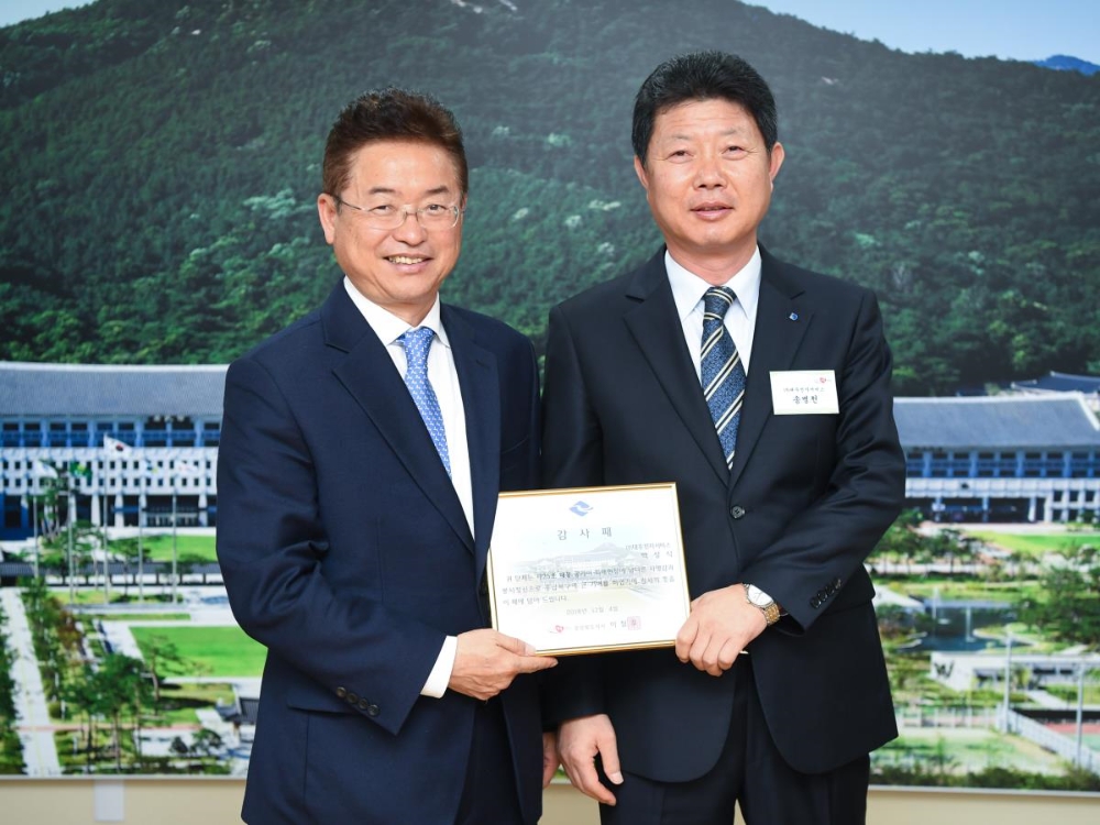 지난 4일 경북 안동 경북도청에서 대우전자서비스 송병천 남부지사장(오른쪽)이 경북 영덕군 수해복구 지원에 기여한 공로로 이철우 경북도지사로부터 감사패를 수상하는 모습. (사진=대우전자)