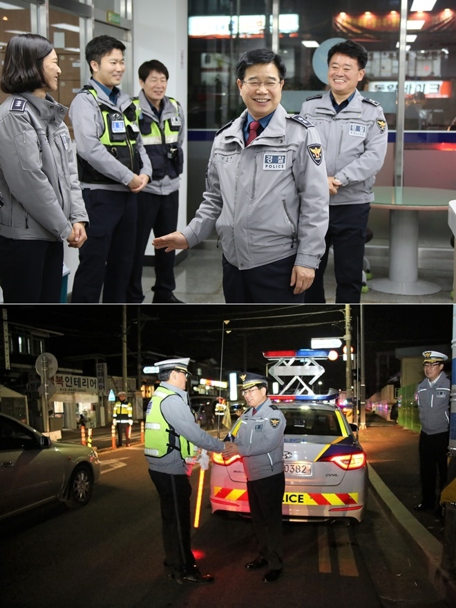 김창룡 경남경찰청장이 직원들을 대화를 나누고 음주단속 현장 경찰관에게 악수를 청하며 격려하고 있다.(사진제공=경남지방경찰청)