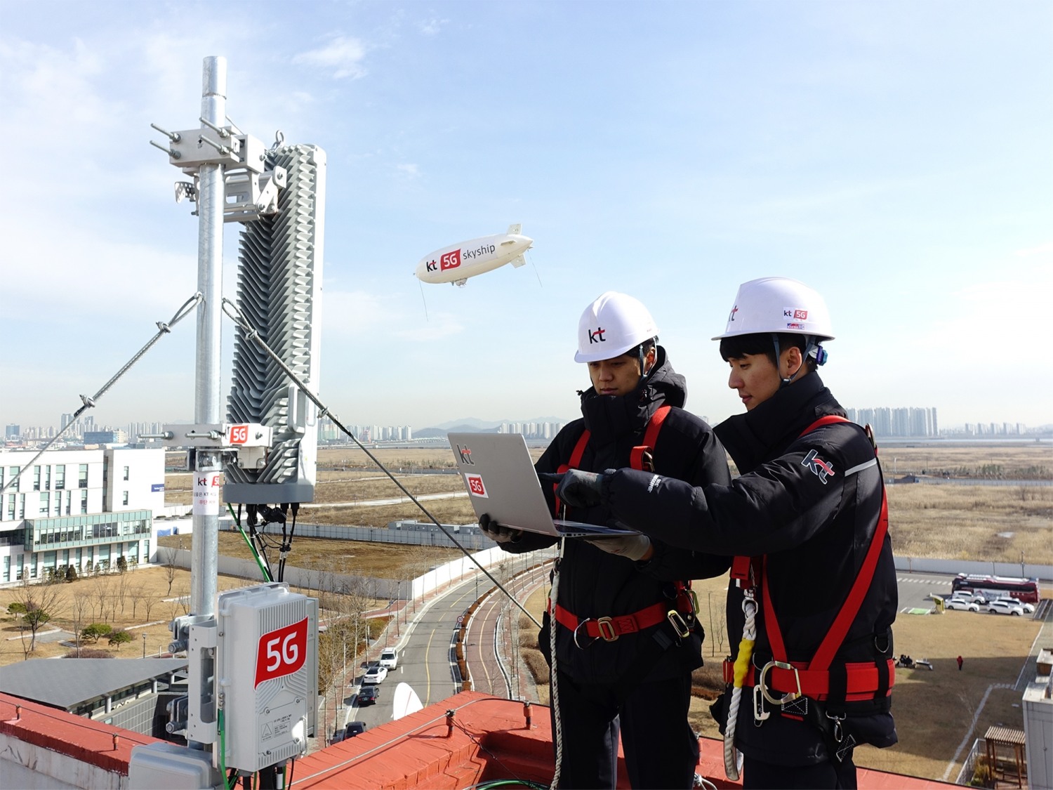 KT가 연세대학교와 함께 구축한 ‘5G 오픈 플랫폼’ 기반으로 연세대학교 송도 국제캠퍼스에서 5G 스카이십 영상 전송 시연을 선보이고 있는 모습.사진=KT