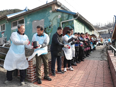예금보험공사 위성백 사장(왼쪽에서 두 번째), 한형구 노조위원장(왼쪽에서 첫 번째), 서울지방보훈청 오진영 청장(왼쪽에서 세 번째) 등 봉사활동 참여자들이 연탄을 나르고 있다.사진=예금보험공사