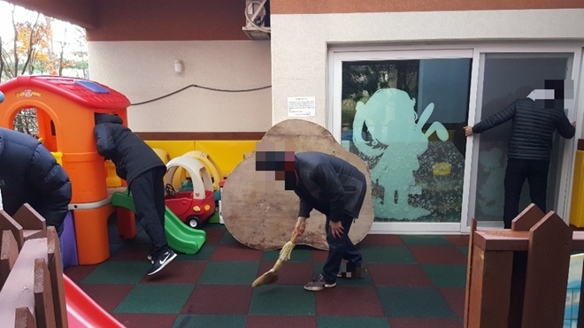 어린이집 환경보육 환경개선 활동을 벌이고 있다.(사진제공=울산준법지원센터)