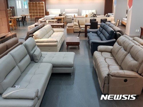 리퍼브매장, 앗 나도 한번...아침부터 몰려드는 많은 이들