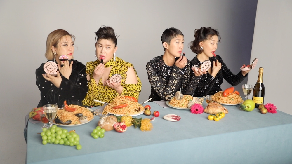 ‘전참시’ 이영자, 절친 4인방과 함께한 코스모폴리탄 화보 촬영 현장 공개