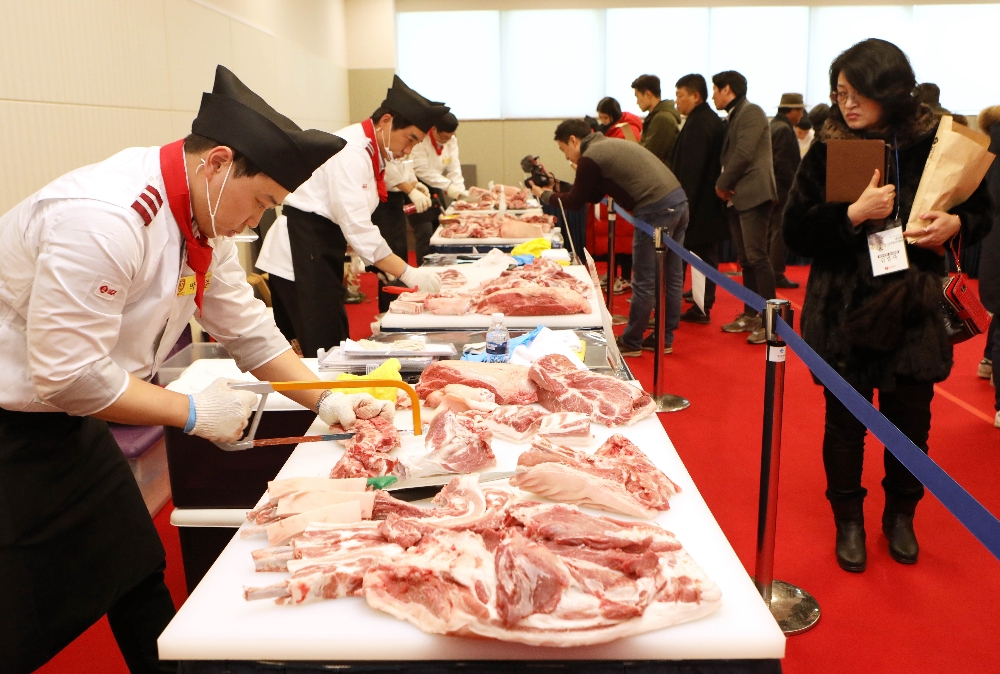 9일(일) 오후, 영등포 롯데 리테일 아카데미에서 진행되는 롯데마트 신선명장 경진대회 행사장에서 참가자들이 농산, 축산, 수산 등 분야에서 경합을 벌이는 모습.(사진=롯데쇼핑)
