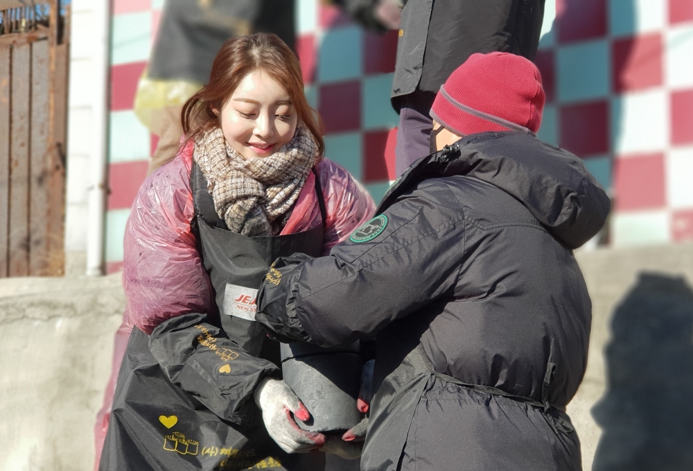 제주항공 임직원이 지난 8일 서울시 성북구 정릉동에서 연탄 나눔 봉사활동을 진행해고 있다. '9사진=제주항공)