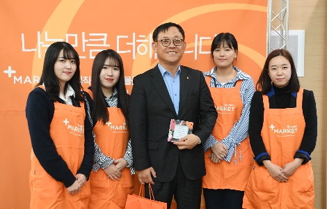 한화투자증권 권희백대표이사(가운데)와 임직원들이 자선 바자회 '플러스마켓' 현장에서 기념촬영을 하고 있다.사진=한화투자증권