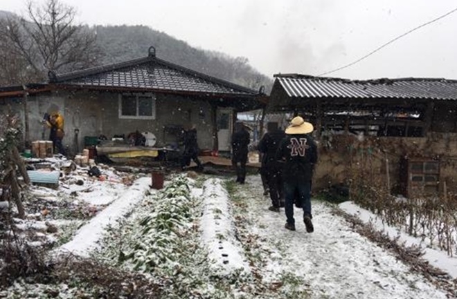 사회봉사대상자들이 연탄을 나르고 있다.(사진제공=전주준법지원센터)